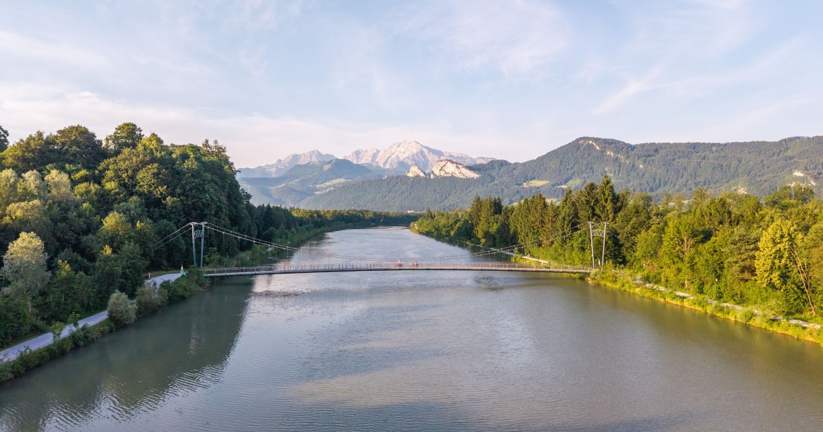 Puch Ursteinsteg Salzachtal Bergblick - Foto: TVB Puch - Kuscheiart